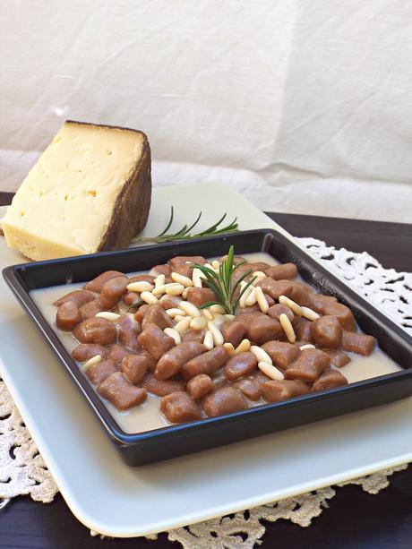 Gnocchi alle castagne con fonduta di Gran Mugello Ubaldino e pinoli tostati