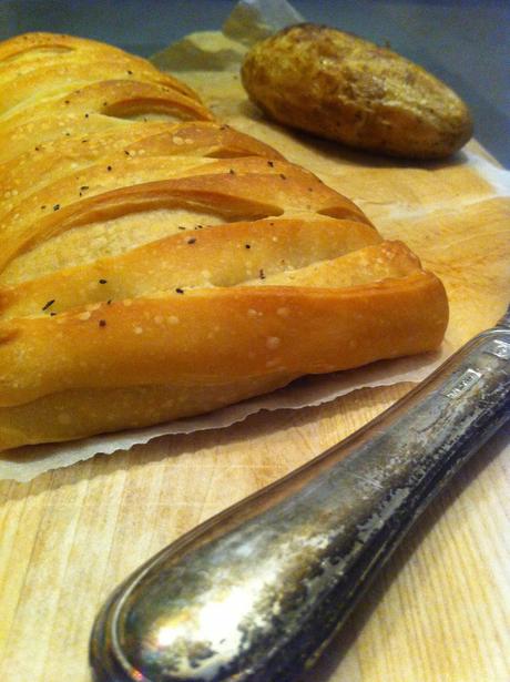 TORTA SALATA DI PASTA FOCACCIA CON PATATE, POMODORINI E CIPOLLE CARAMELLATE AL BALSAMICO