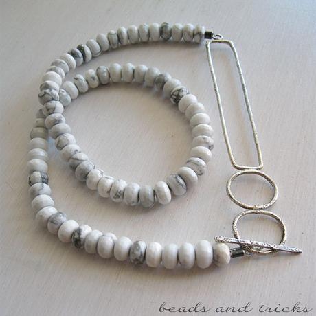 Howlite e argento, una collana