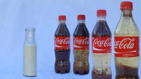 Ecco cosa succede se provate a mischiare latte e coca cola VIDEO esperimento latte e coca cola