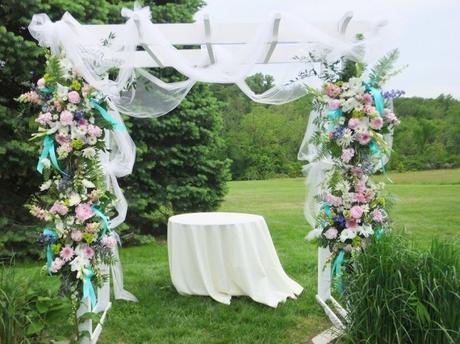 altare matrimonio all'aperto arco di fiori
