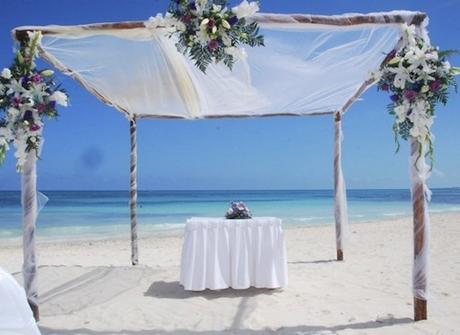 altare matrimonio in spiaggia con tulle e fiori