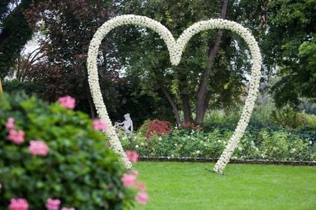 altare matrimonio cuore di rose bianche