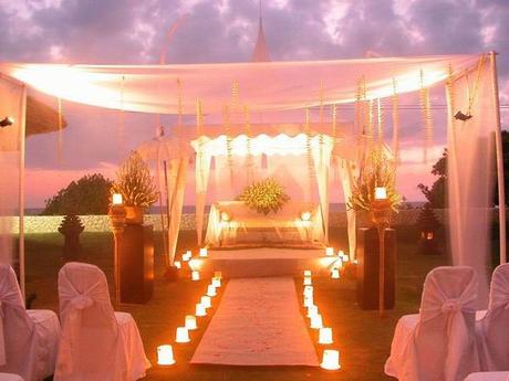 altare illuminato per matrimonio di sera