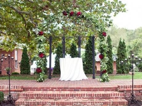 altare matrimonio di rose