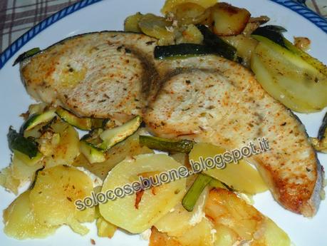 Pesce spada al forno  con patate e zucchine