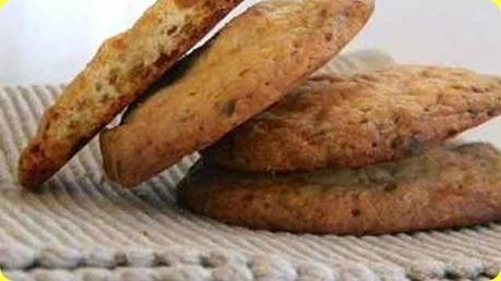 Biscotti con mandorle tostate e cioccolato bianco