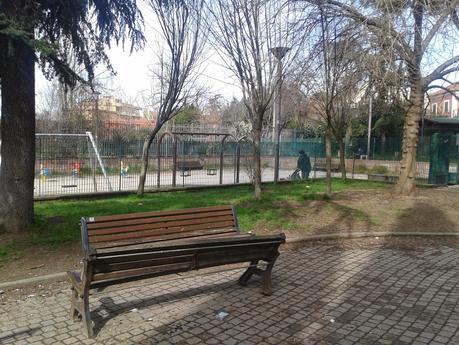 30 foto per denunciare il degrado del Parco di Monte del Grano. Area bambini pericolosa e tenuta malissimo in quello che potrebbe essere il Central Park del Quadraro