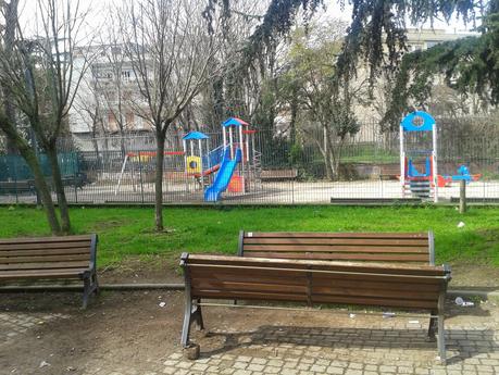 30 foto per denunciare il degrado del Parco di Monte del Grano. Area bambini pericolosa e tenuta malissimo in quello che potrebbe essere il Central Park del Quadraro