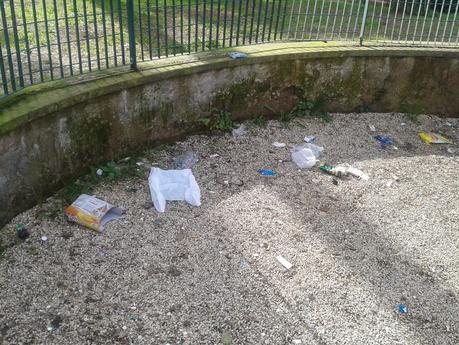 30 foto per denunciare il degrado del Parco di Monte del Grano. Area bambini pericolosa e tenuta malissimo in quello che potrebbe essere il Central Park del Quadraro