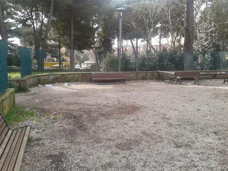 30 foto per denunciare il degrado del Parco di Monte del Grano. Area bambini pericolosa e tenuta malissimo in quello che potrebbe essere il Central Park del Quadraro