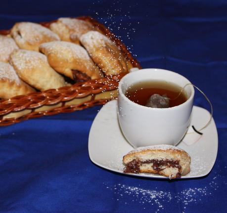 Biscotti all'arancio ripieni di cioccolata