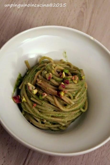 Spaghetti al kamut con pesto di broccoletti e pistacchi