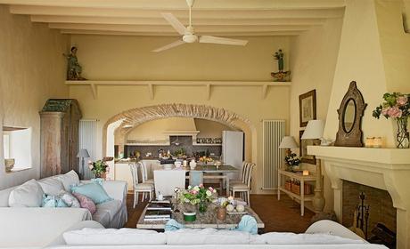 Ristrutturazione di un casale in pietra affacciato sul Mediterraneo