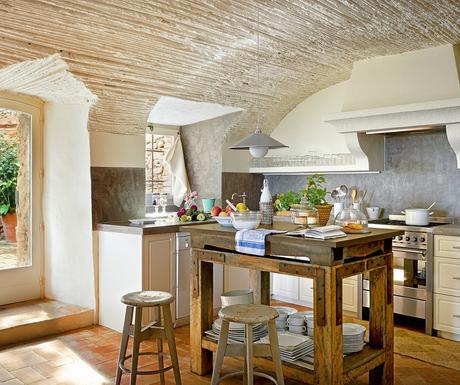 Ristrutturazione di un casale in pietra affacciato sul Mediterraneo