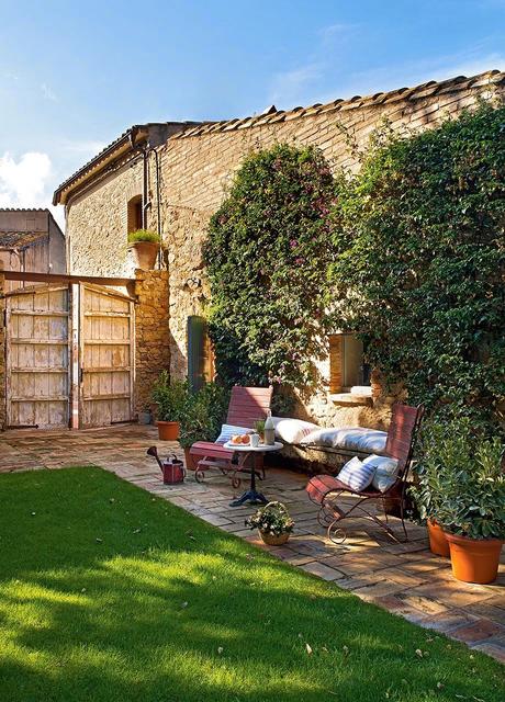 Ristrutturazione di un casale in pietra affacciato sul Mediterraneo