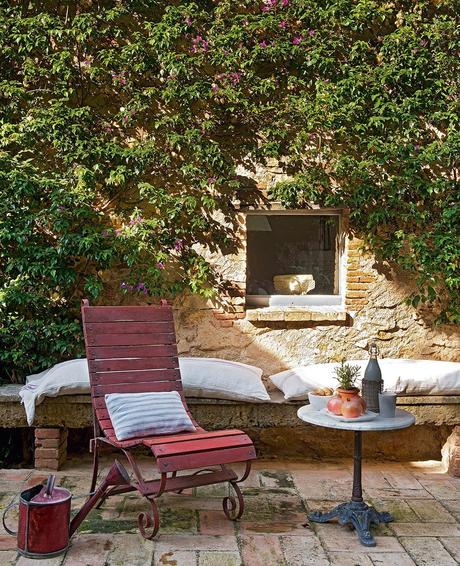 Ristrutturazione di un casale in pietra affacciato sul Mediterraneo