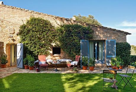 Ristrutturazione di un casale in pietra affacciato sul Mediterraneo