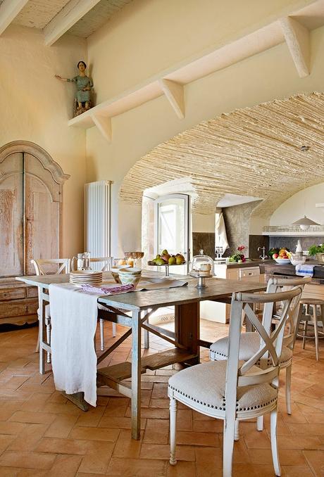 Ristrutturazione di un casale in pietra affacciato sul Mediterraneo