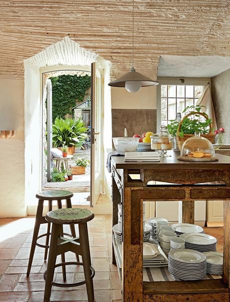 Ristrutturazione di un casale in pietra affacciato sul Mediterraneo