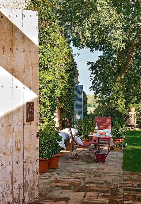 Ristrutturazione di un casale in pietra affacciato sul Mediterraneo