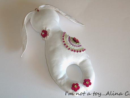 Flora & Creamy, conigliette imbottite tra cristalli e perle / Flora & Creamy, stuffed cloth bunnies with rhinestones and faux pearls