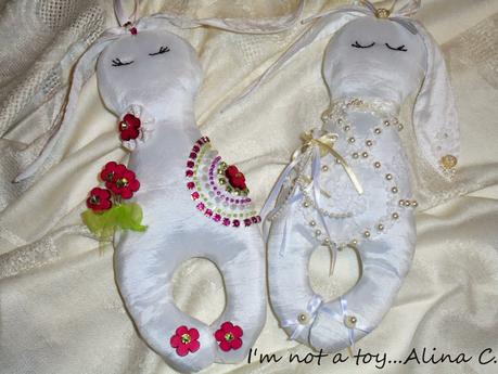 Flora & Creamy, conigliette imbottite tra cristalli e perle / Flora & Creamy, stuffed cloth bunnies with rhinestones and faux pearls