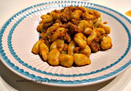 Gnocchi semintegrali al ragù di salsiccia