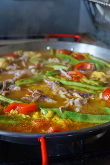 Storia della Paella ovvero Come Comprare Due Volte Una Pentola Più Grande del Forno Che Hai