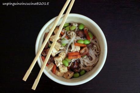 Noodles con tofu, funghi e edamame