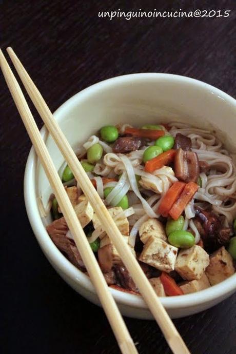 Noodles con tofu, funghi e edamame