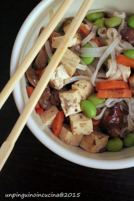 Noodles con tofu, funghi e edamame