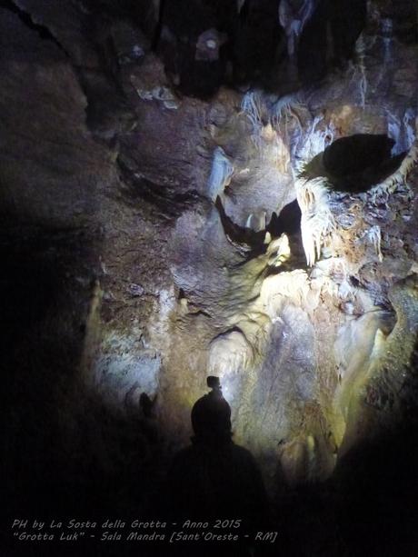 Sala Mandra. Vista delle pareti dai colori e dalle forme a chiazze che richiamano la pelle delle salamandre