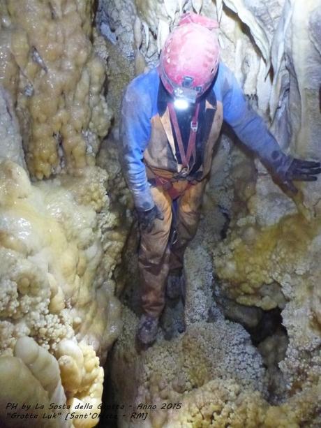 Il pavimento della grotta in alcuni punti è coperto da infinite concrezioni dette “a broccoletti”