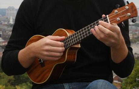 holding-the-ukulele