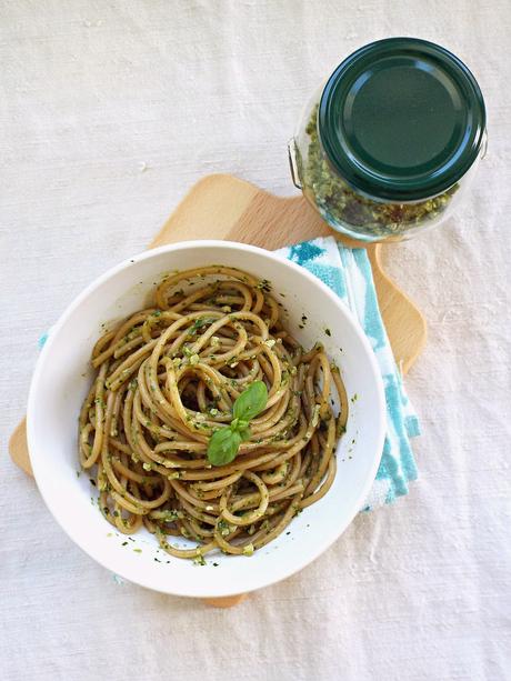 Pesto al radicchio verde di campo e anacardi