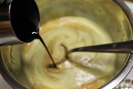 Tartine con crema al caffè, latte condensato e chicchi di melagrana dal Vietnam