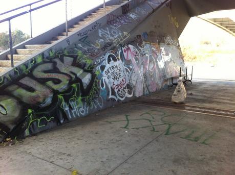 Roma vuole costruire il nuovo Ponte dei Congressi. Farà la fine del nuovo Ponte della Musica? 13 eloquenti foto da un disastro di vandalismo e abbandono