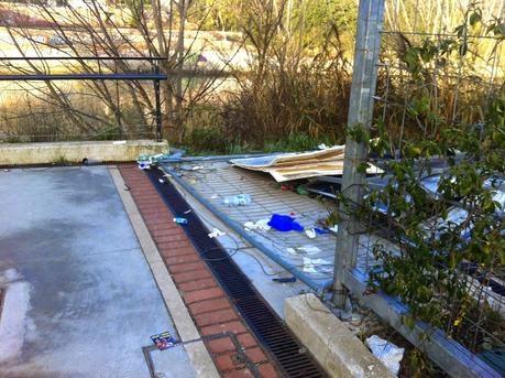 Roma vuole costruire il nuovo Ponte dei Congressi. Farà la fine del nuovo Ponte della Musica? 13 eloquenti foto da un disastro di vandalismo e abbandono