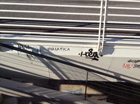 Roma vuole costruire il nuovo Ponte dei Congressi. Farà la fine del nuovo Ponte della Musica? 13 eloquenti foto da un disastro di vandalismo e abbandono