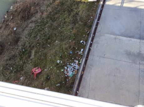 Roma vuole costruire il nuovo Ponte dei Congressi. Farà la fine del nuovo Ponte della Musica? 13 eloquenti foto da un disastro di vandalismo e abbandono