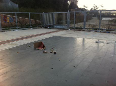 Roma vuole costruire il nuovo Ponte dei Congressi. Farà la fine del nuovo Ponte della Musica? 13 eloquenti foto da un disastro di vandalismo e abbandono