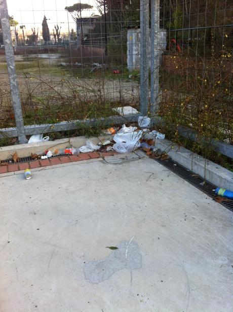 Roma vuole costruire il nuovo Ponte dei Congressi. Farà la fine del nuovo Ponte della Musica? 13 eloquenti foto da un disastro di vandalismo e abbandono