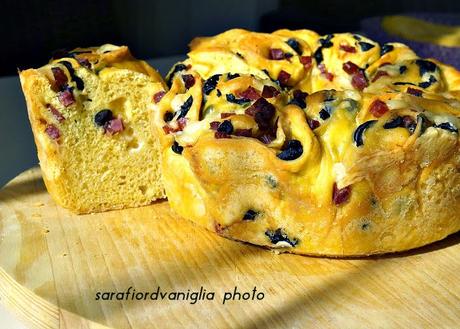 Ciambella salata con salame e olive nere