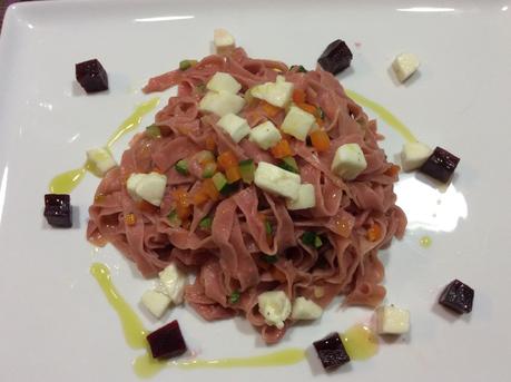 TAGLIATELLE ALLE BARBABIETOLE ROSSE CON VERDURE