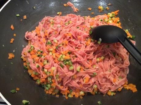 TAGLIATELLE ALLE BARBABIETOLE ROSSE CON VERDURE