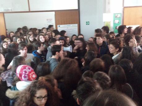 #LaBuonaScuola si presenta con la polizia al Liceo Classico!