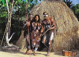 Aborigeni con tipica Capanna 