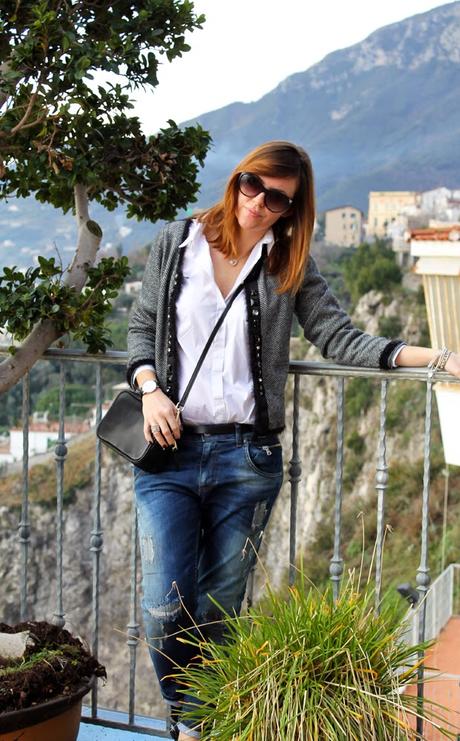 Outfit: ripped jeans alla caviglia, camicia bianca, mocassini e cardigan con strass