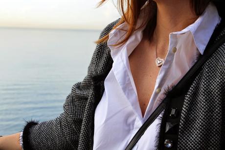 Outfit: ripped jeans alla caviglia, camicia bianca, mocassini e cardigan con strass